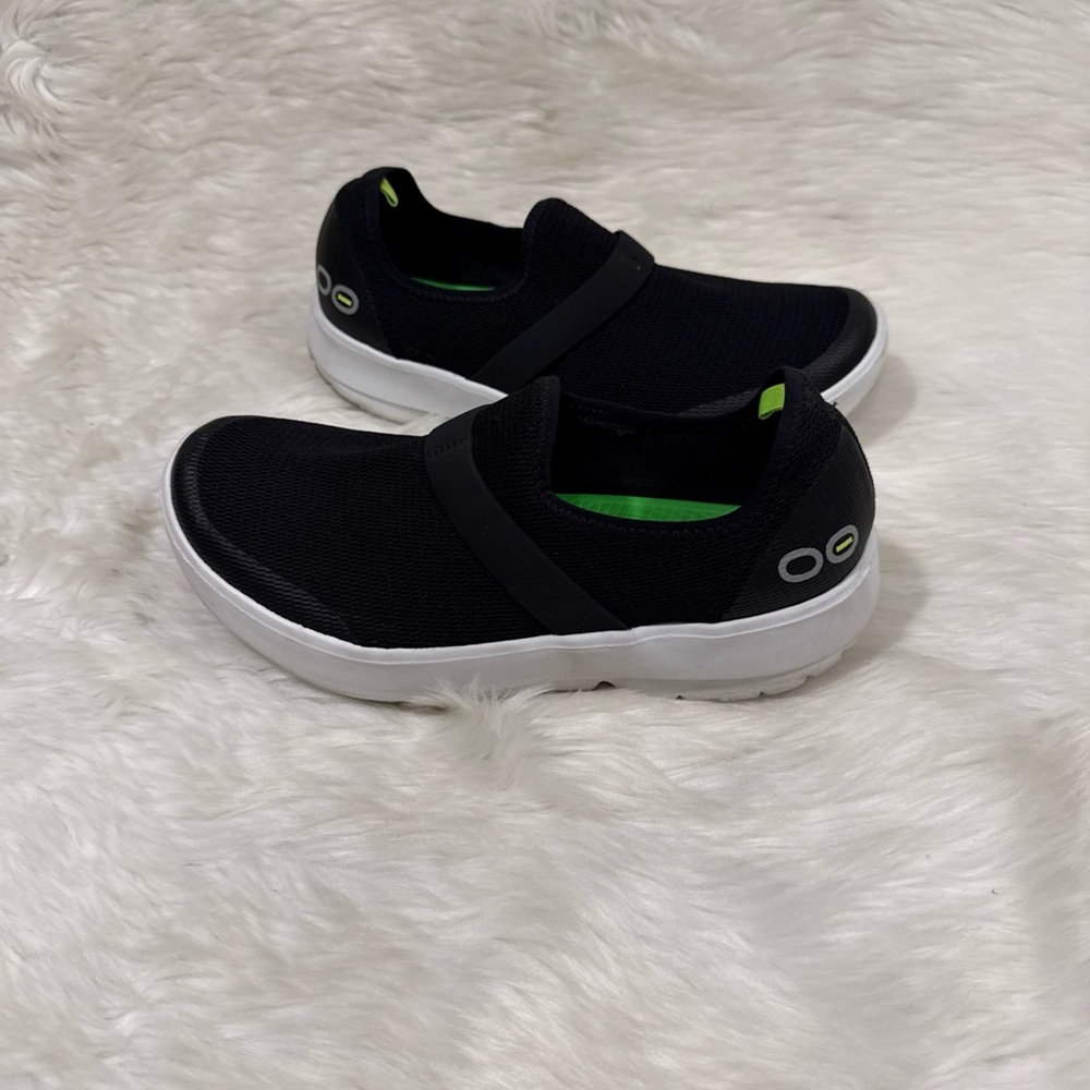 OOFOS Black White Athletic Shoes Women Size 9 Slip On Fibre Support Solid